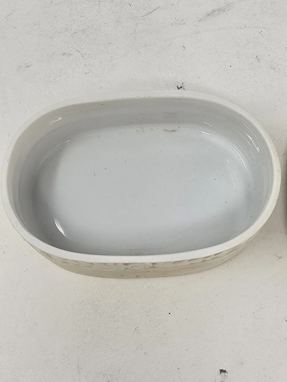 Vtg bisque porcelain lidded trinket vanity box hand painted relief romantic - Picture 8 of 9